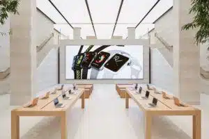 Apple Store Regent Street Londres écran digital et mobilier en bois - Darest Informatic